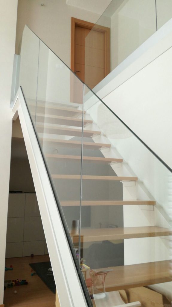Utiliza cristal en tus escaleras, garantizándote luminosidad y amplitud.